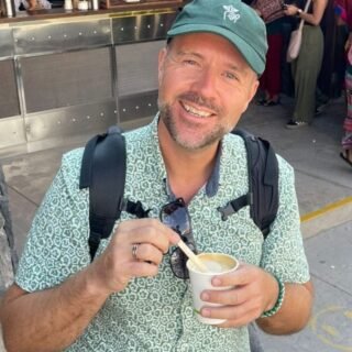 𝐒𝐨𝐦𝐬 𝐛𝐫𝐞𝐧𝐠𝐭 𝐡𝐞𝐭 𝐥𝐞𝐯𝐞𝐧 𝐣𝐞 𝐩𝐫𝐞𝐜𝐢𝐞𝐬 𝐨𝐩 𝐝𝐞 𝐩𝐥𝐞𝐤 𝐰𝐚𝐚𝐫 𝐣𝐞 𝐢𝐞𝐭𝐬 𝐦𝐚𝐠 𝐡𝐞𝐫𝐢𝐧𝐧𝐞𝐫𝐞𝐧.
Misschien is dat ook waarom je hier bent.
✨ 𝗪𝐞𝐥𝐤𝐨𝐦 𝐢𝐧 𝐦𝐢𝐣𝐧 𝐰𝐞𝐫𝐞𝐥𝐝 ✨
Ik ben Harm. Via mijn werk met energie, het veld van An Nah, de Akasha Kronieken & Sirius, help ik mensen om weer contact te maken met hun eigen innerlijke wijsheid.
Ik woon bijna mijn hele leven op Aruba, waar de zon en de zee mij dagelijks voeden. Reizen is voor mij belangrijk: overal waar ik kom vind ik puzzelstukjes die me verder helpen.
Al van jongs af aan voelde ik een sterke verbinding met het spirituele. Op mijn dertiende las ik mijn eerste spirituele boek en sindsdien is het pad zich steeds verder gaan openen. Via workshops, trainingen, reizen en bijzondere ontmoetingen ontdekte ik mijn eigen magie: dat ik me kon verbinden met energie, beelden en gevoelens die anderen helderheid en verlichting brachten.
Mijn werk begon met de Akasha Kronieken, een prachtig veld van bewustzijn waarin veel informatie en inzichten zichtbaar worden.
Maar de afgelopen jaren heeft mijn werk zich verder geopend. Tegenwoordig werk ik ook met het veld van An Nah, een liefdevolle bewustzijnsgroep die via mij energie, inzichten en transmissies doorgeeft.
Samen vormen deze velden een diepe en zuivere energie waarin mensen vaak precies dat ontvangen wat hun ziel op dat moment nodig heeft.
In de afgelopen vijf jaar heb ik ruim 500 sessies mogen begeleiden: readings, healings en energetische clearings.
𝗪𝐚𝐭 𝐢𝐤 𝐝𝐨𝐞:
🔹 Readings – inzichten over jouw levenspad, patronen en zielsmissie
🔹 Energetische healings – loslaten van oude energie en blokkades
🔹 Transmissies van An Nah – krachtige energetische overdrachten voor bewustzijn en groei
🔹 Energetische zuiveringen van ruimtes, bedrijven en systemen
𝗪𝐢𝐥 𝐣𝐞 𝐯𝐨𝐞𝐥𝐞𝐧 𝐰𝐚𝐭 𝐝𝐢𝐭 𝐯𝐨𝐨𝐫 𝐣𝐨𝐮 𝐤𝐚𝐧 𝐛𝐞𝐭𝐞𝐤𝐞𝐧𝐞𝐧?
www.annah.org
www.deakashakronieken.nl
✨ Harm
