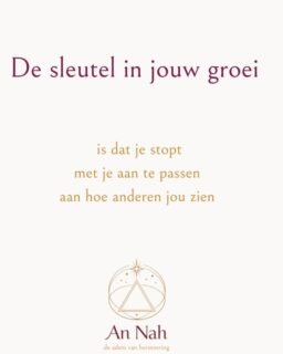 De sleutel in jouw groei is stoppen met je aanpassen aan hoe anderen jou zien.
Wat mensen over jou denken, zegt vaak meer over hen dan over jou.
Het gaat door hun ervaringen, hun angsten, hun overtuigingen. Ze zien jou niet zoals je bent,
maar zoals zij geleerd hebben te kijken.
En zonder dat je het doorhebt, ga je jezelf kleiner maken.
Je houdt je in. Je past je aan. Je probeert begrepen te worden door mensen die jou misschien nooit echt zullen zien.
Maar jouw kracht ligt daar niet.
Je kracht ligt in jezelf zijn, ook als dat niet voor iedereen comfortabel is.
Op het moment dat je stopt met controleren
hoe anderen jou zien…
komt jouw energie terug. Wordt alles helderder. En besef je: het was nooit de wereld die je tegenhield, maar het gewicht van meningen die je nooit had hoeven dragen.
✨
En misschien herken je dit…
Ik weet hoe het voelt om te zoeken. Om te twijfelen. Om jezelf af te vragen of je het wel “goed doet”.
Tot er een moment komt waarop je voelt: Dit ben ik!
Het moment dat je stopt met jezelf klein houden.
Dat je voelt:
ik hoef me niet meer te bewijzen.
ik hoef me niet meer aan te passen.
ik mag er gewoon zijn.
En door gewoon te zijn verandert alles, komt alles in beweging en begint de echte magie!
.
.
#bewustzijn
#spiritualiteit
#persoonlijkegroei
#zelfliefde
#innerlijkewerk
