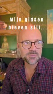 Een reading begint niet zodra ik mijn ogen sluit. Dat zou makkelijk zijn 😄 Meestal voel ik wel direct dat er contact is, want dit is er eigenlijk altijd. Maar soms gebeurt er... helemaal niets!

Geen woorden. Geen beelden. Alleen stilte.

Tijdens deze sessie duurde dat ongeveer tien minuten. En dat was weer eens wat anders haha. Pas toen er echt rust ontstond, kwam de verbinding vanzelf op gang en begon de informatie te stromen.

Dat vind ik misschien wel het mooiste aan dit werk. Een reading laat zich niet afdwingen. Niet door mij en niet door de ander. Soms heeft iemand eerst even de tijd nodig om echt aan te komen, om te kunnen ontvangen.

🤍

#AkashaKronieken
#HarmAkashicMedium
#Reading
#Bewustwording
#Nederland